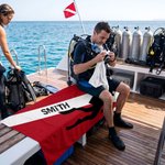 Personalisiertes Tauchflagge Strandtuch mit Silhouette | sandabweisend | schnelltrocknend | Badetuch | Sommerurlaub Geschenk für Taucher Dive Club