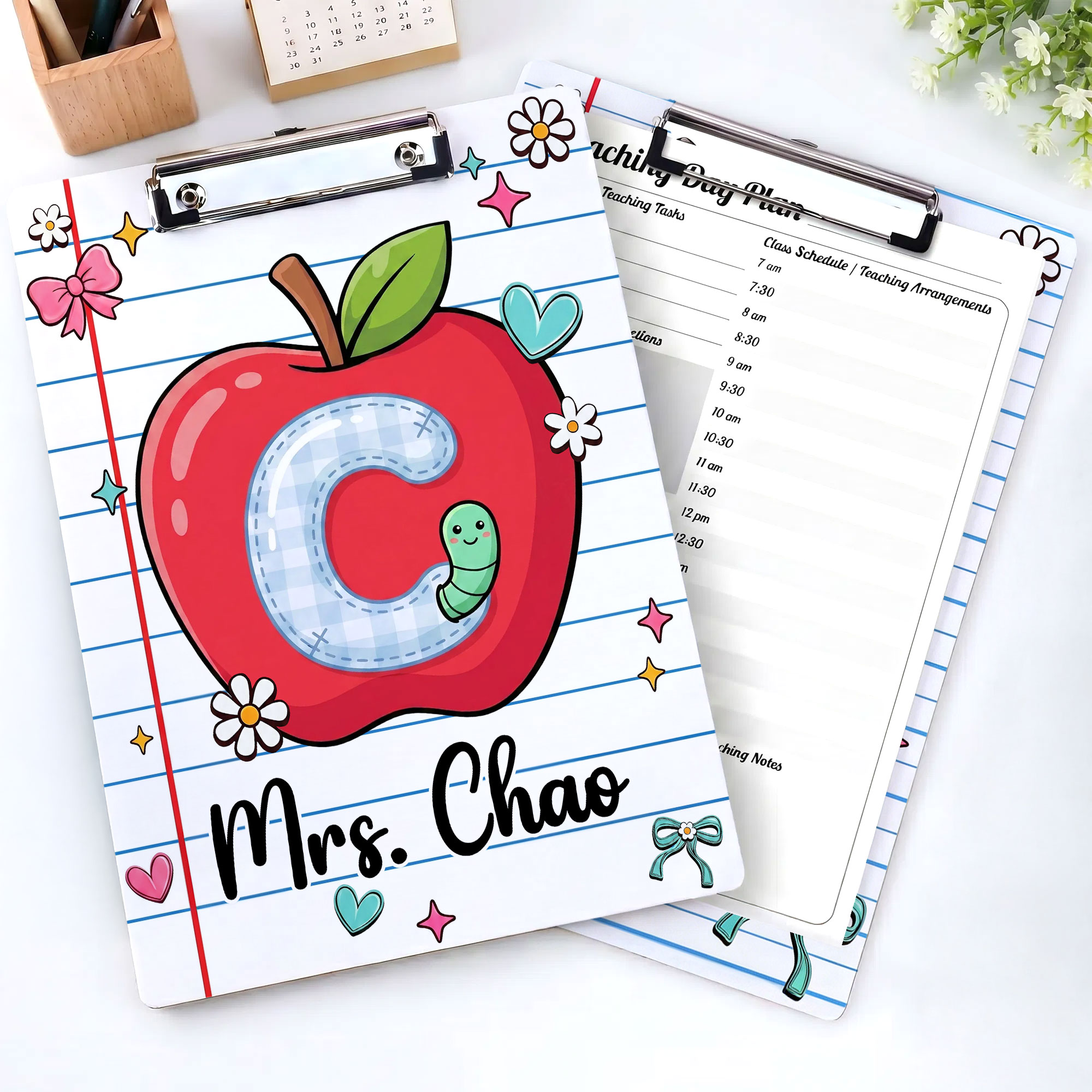 Individuell gestaltetes Acryl-Klemmbrett mit Apfel-Motiv, Schleife, Text und Initialen – Geschenk zum Schulanfang, zum Lehrertag oder zum Geburtstag für Lehrer und Pädagogen