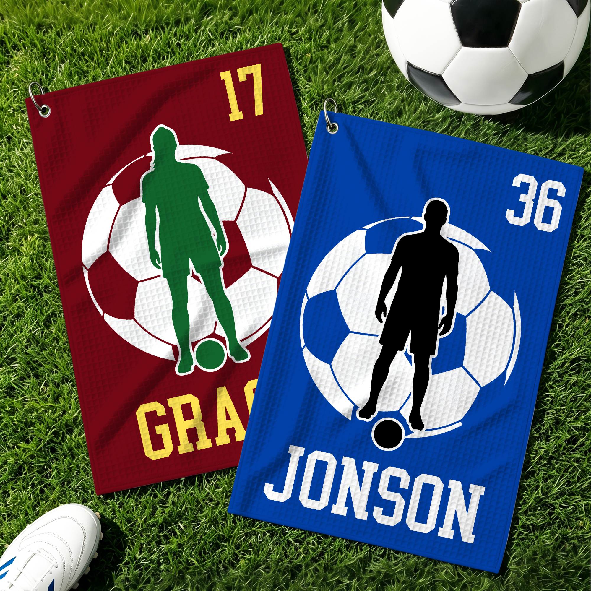 Personalisiertes, mehrfarbiges Sporttuch mit Fußballspieler-Silhouette im Waffelmuster, besonders saugfähig, mit Namen und Aufhängeklammer – Geburtstagsgeschenk für Fußballfans