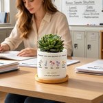 Personlig keramisk blomkruka med ”Tack för att du hjälper oss att växa” och födelsedagsblomma, med 1–12 namn och bambubricka – födelsedags- och lärardagspresent till lärare