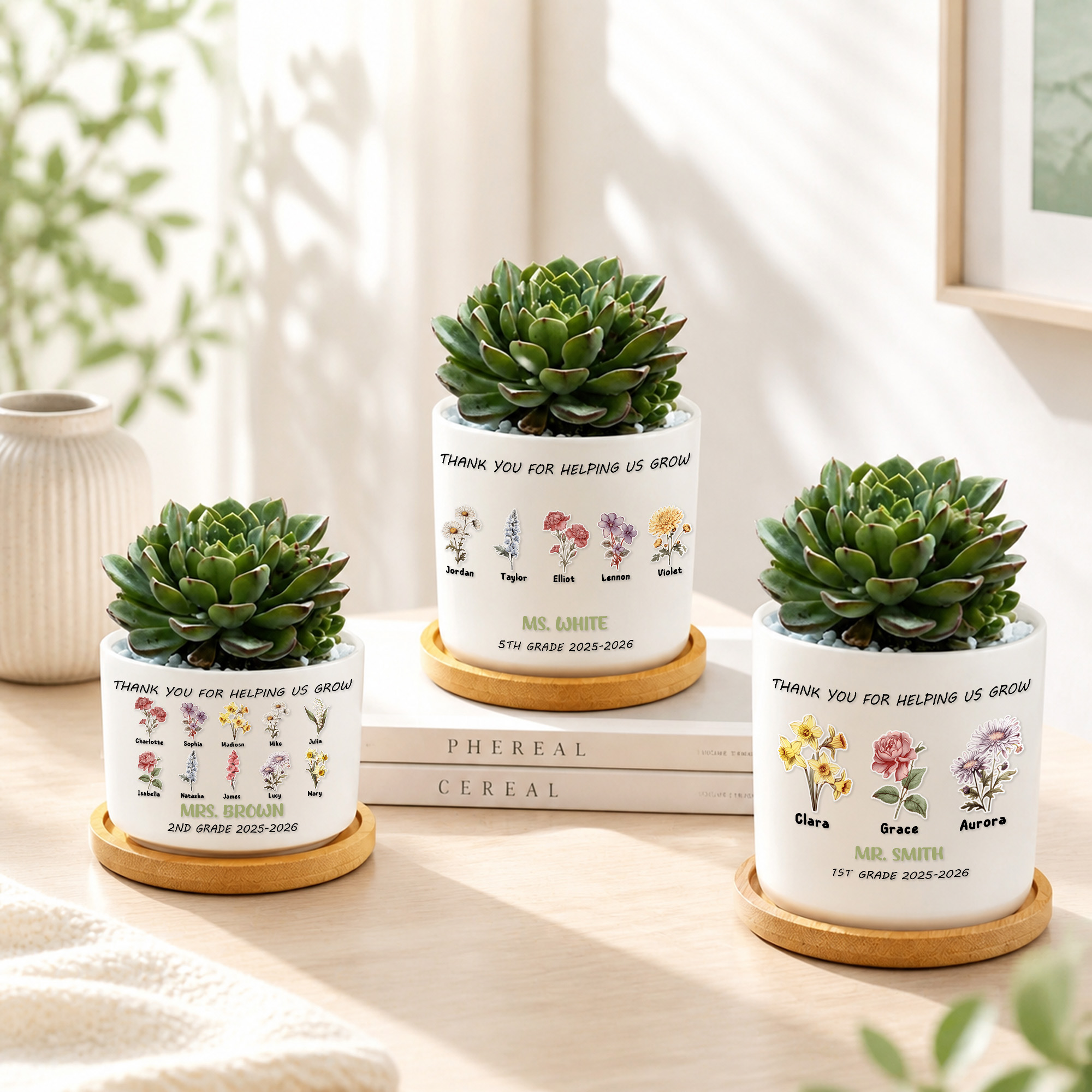 Personalisierter Keramikblumentopf mit Geburtsblume und der Aufschrift „Danke, dass du uns beim Wachsen hilfst“ – mit 1–12 Namen und Bambus-Untersetzer – Geburtstags- oder Lehrertagsgeschenk für Lehre