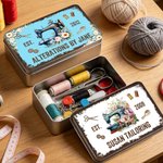 Caja de almacenamiento personalizada con diseño vintage floral y máquina de coser, con un kit de costura y el año y un texto; regalo de cumpleaños para una mujer aficionada a la costura y a la sastrer