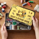 Caja de almacenamiento personalizada con diseño vintage floral y máquina de coser, con un kit de costura y el año y un texto; regalo de cumpleaños para una mujer aficionada a la costura y a la sastrer