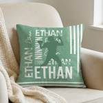 Housse de coussin décorative personnalisée, à motif aquarelle représentant la silhouette d'un sportif sur fond rayé, avec nom et prénom. Décoration d'intérieur et cadeau d'anniversaire pour les passio