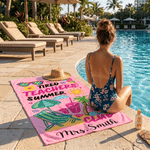 Personlig, snabbtorkande strandhandduk i stor storlek från ”Tired Teachers Summer Club” med för- och efternamn – en perfekt sommarsemester- och födelsedagspresent till lärare och pedagoger