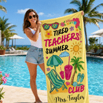 Personlig, snabbtorkande strandhandduk i stor storlek från ”Tired Teachers Summer Club” med för- och efternamn – en perfekt sommarsemester- och födelsedagspresent till lärare och pedagoger