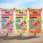 Personlig, snabbtorkande strandhandduk i stor storlek från ”Tired Teachers Summer Club” med för- och efternamn – en perfekt sommarsemester- och födelsedagspresent till lärare och pedagoger