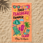 Personlig, snabbtorkande strandhandduk i stor storlek från ”Tired Teachers Summer Club” med för- och efternamn – en perfekt sommarsemester- och födelsedagspresent till lärare och pedagoger