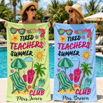 Personlig, snabbtorkande strandhandduk i stor storlek från ”Tired Teachers Summer Club” med för- och efternamn – en perfekt sommarsemester- och födelsedagspresent till lärare och pedagoger