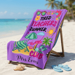 Personlig, snabbtorkande strandhandduk i stor storlek från ”Tired Teachers Summer Club” med för- och efternamn – en perfekt sommarsemester- och födelsedagspresent till lärare och pedagoger
