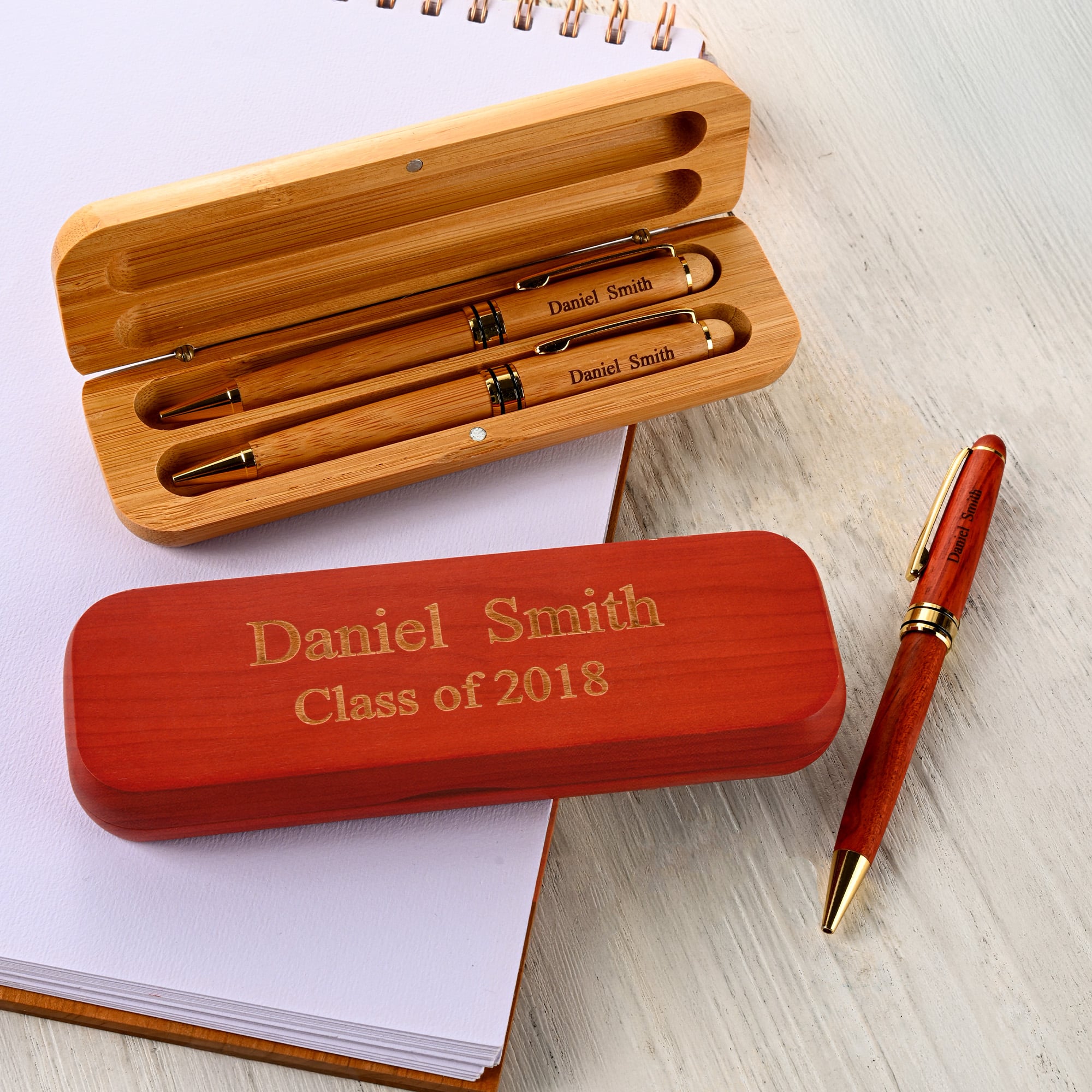 Geschenke für Paare - personalisiertes Kugelschreiber-Set aus graviertem Holz