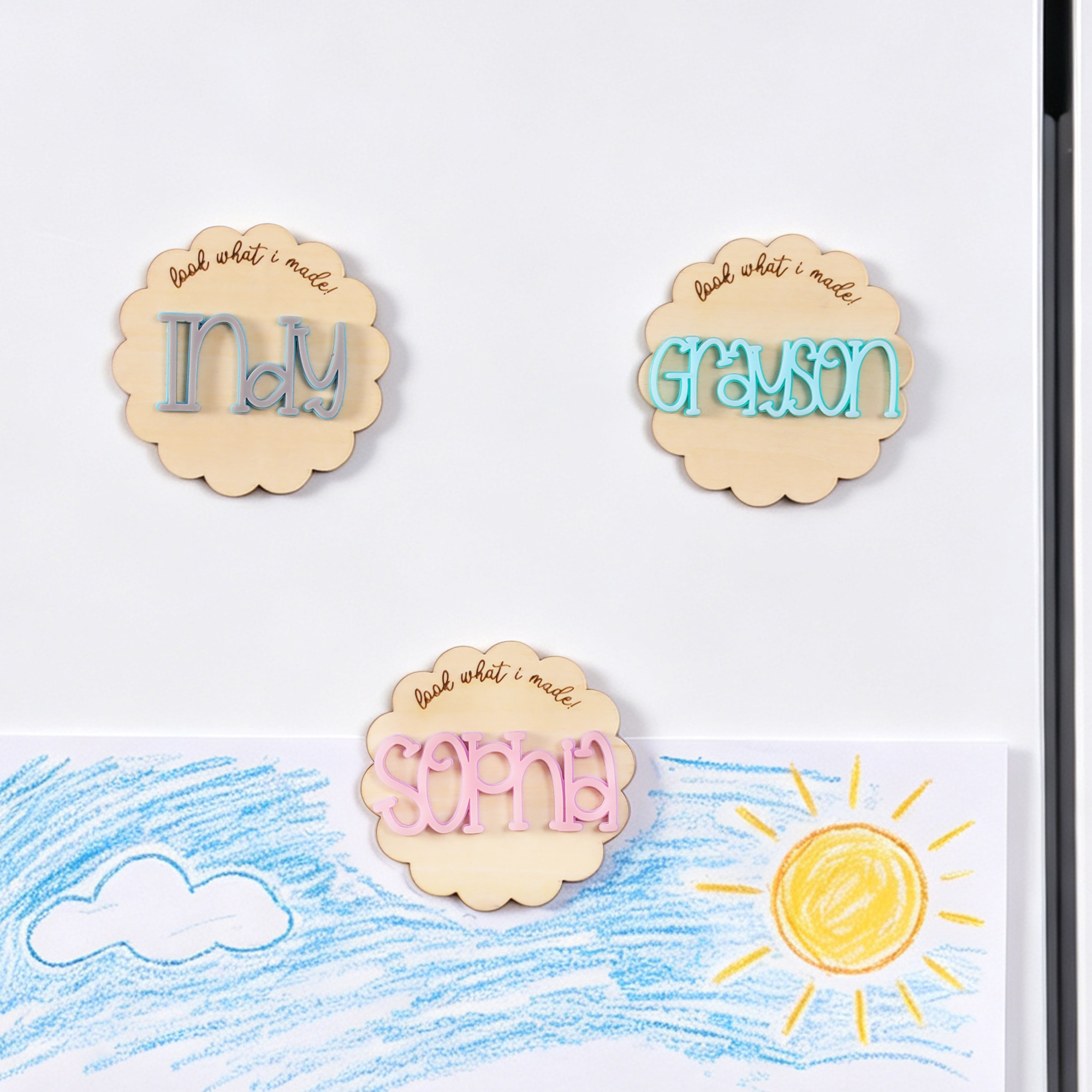 Individuell gestalteter „Look What I Made“-Kühlschrankmagnet aus Holz mit 3D-Namensschild – zur Präsentation von Kinderkunstwerken – Geschenk zum Schulanfang und zum Geburtstag für Kinder