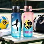 Bouteille d'eau personnalisée multicolore avec silhouette en position de handball, nom et numéro : cadeau d'anniversaire idéal pour les joueurs de handball et les passionnés de sport, à emporter parto