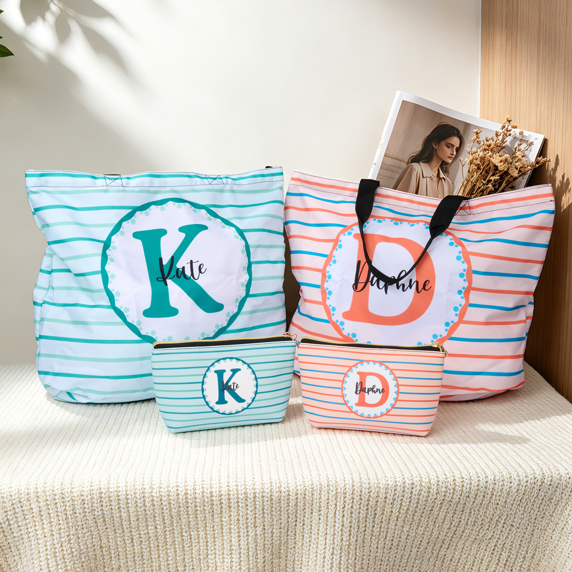 Personalisiertes Set aus Kosmetiktasche und Tragetasche mit farbigen Streifen, Initialen und Namen – für den Alltag, auf Reisen und als Geburtstagsgeschenk für Frauen und Brautjungfern