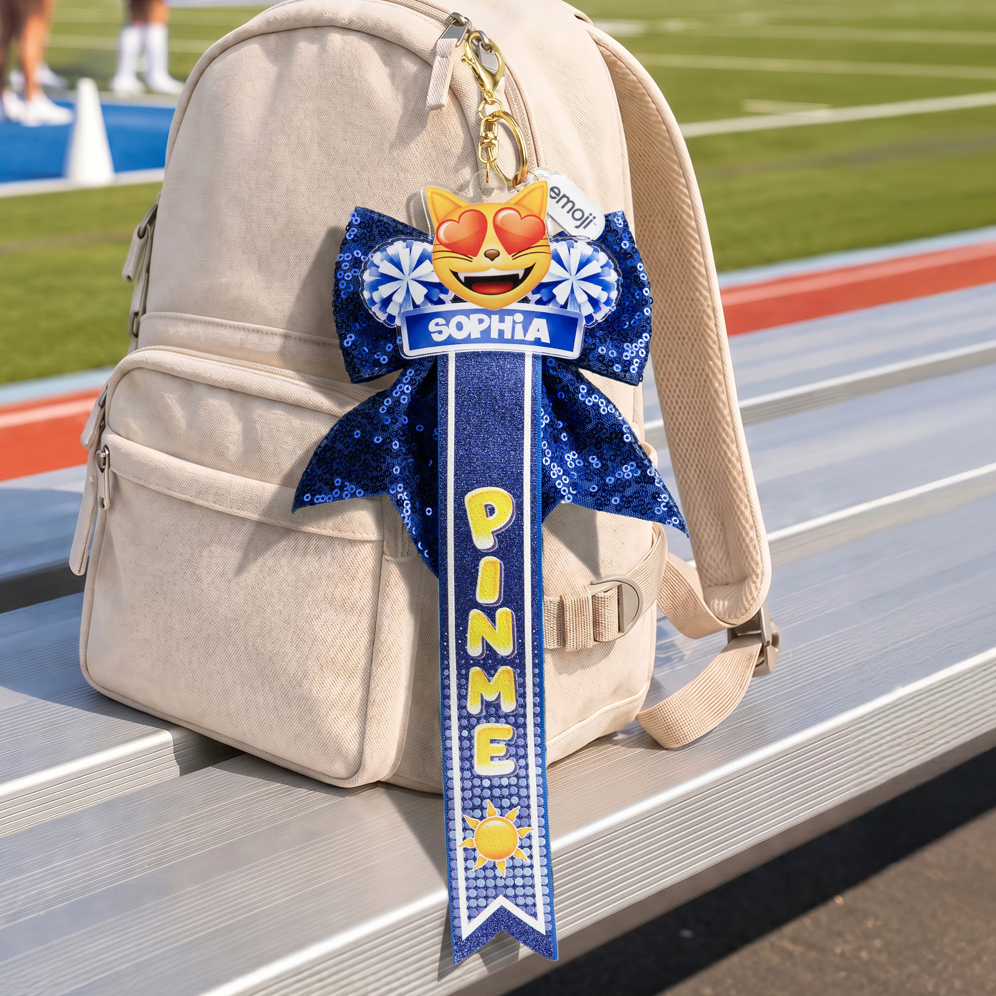 Personalisierter emoji-Schlüsselanhänger | Schleifenband mit Namen | Taschenanhänger | Team- und Spieltag-Geschenk für Cheerleader | Callie × emoji ™