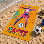 Personlig, överdimensionerad snabbtorkande strandhandduk med akvarellmålning av en fotbollssilhuett, med namn och nummer – perfekt för vardagsbruk, strandfester och som födelsedagspresent till sportäl