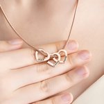 Un hommage à toute votre famille - Collier pendentif personnalisé avec 1 à 12 noms gravés en forme de cœur