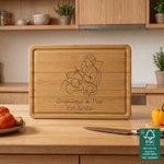 Tabla de cortar para embutidos de bambú con certificación FSC, con diseño fotográfico personalizado en estilo «line art», texto y ranura para el jugo; regalo de boda para la pareja y la familia