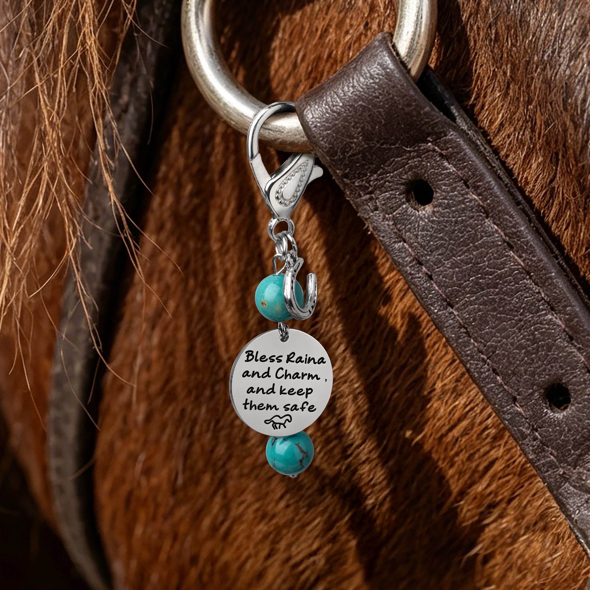 Personalisierter Schlüsselanhänger mit türkisfarbenen Perlen und Hufeisen als Glücksbringer mit Schriftzug „Rider Protection“ – Geschenk zum Geburtstag oder Jubiläum für Pferdeliebhaber und Reiter