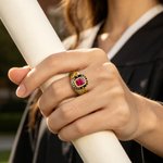 Spersonalizowany pierścionek z kamieniem urodzinowym z imieniem i rokiem ukończenia studiów – prezent na uroczystość ukończenia studiów dla absolwentów