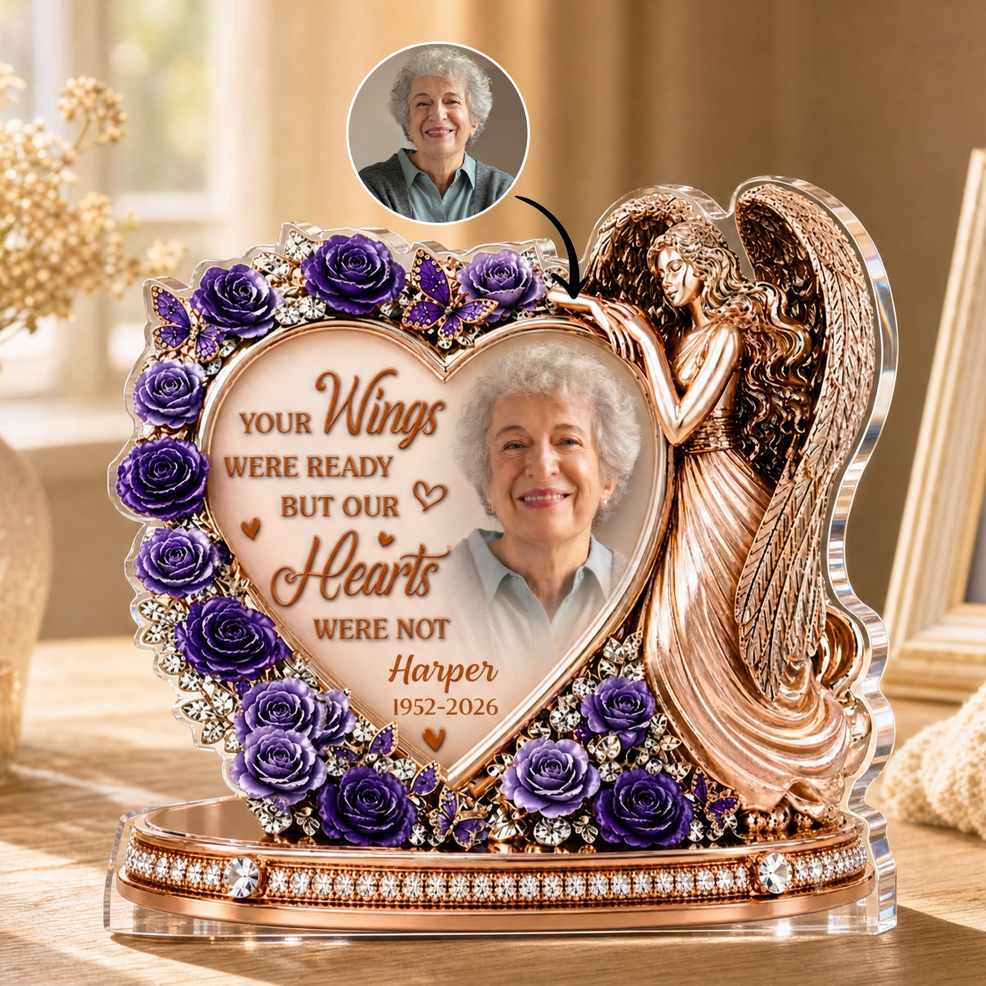 Individuell gestaltete Acrylplakette mit „Purple Rose Angel Heart“-Motiv, Foto, Namen und Jahreszahl – Schreibtischdekoration und Gedenkgeschenk für Freunde und Familie