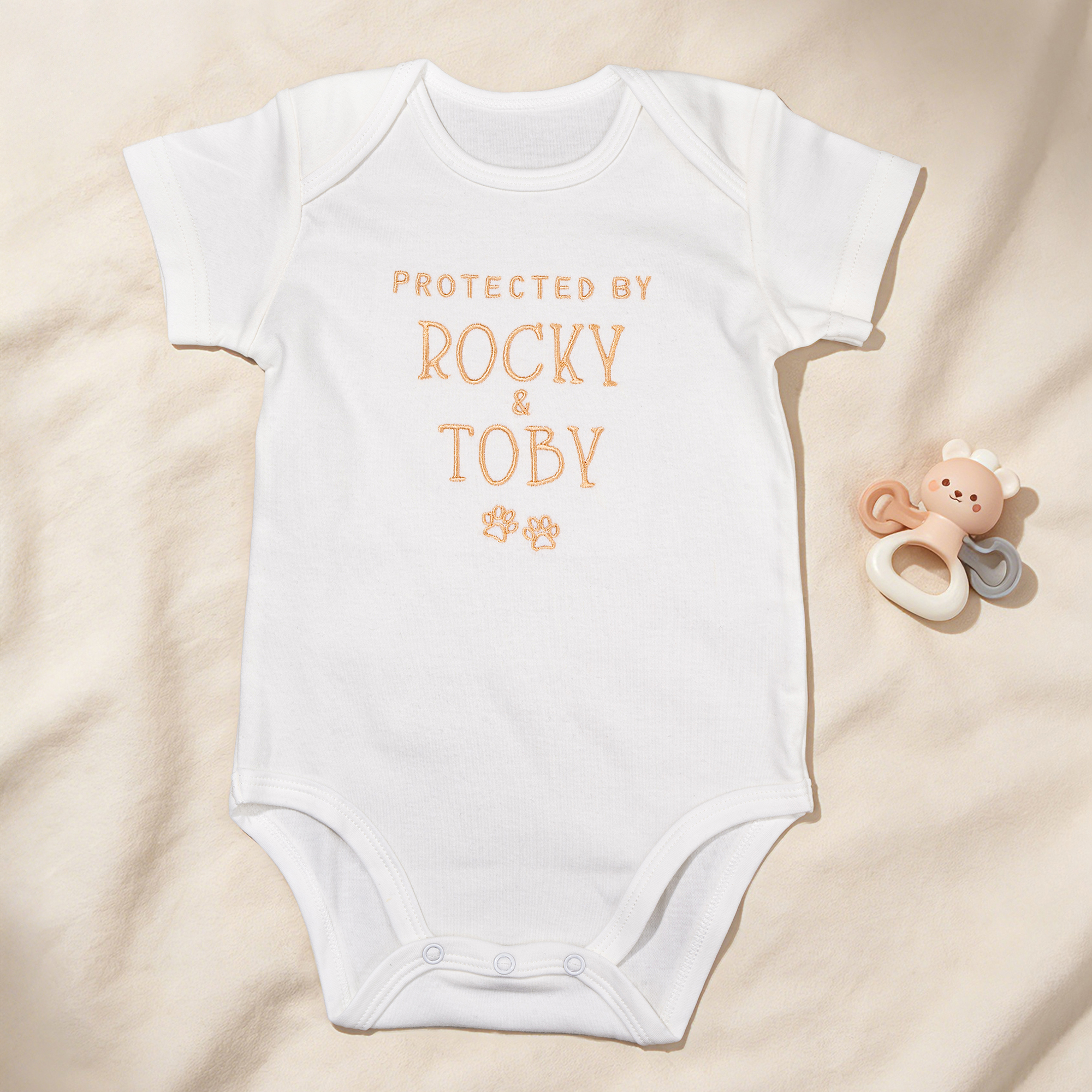 Personalisierter, bestickter Baby-Body aus 100 % Baumwolle mit dem Aufdruck „Protected By Pet“ und Pfotenabdruck – Baby-Shower- und Geburtstagsgeschenk für Neugeborene