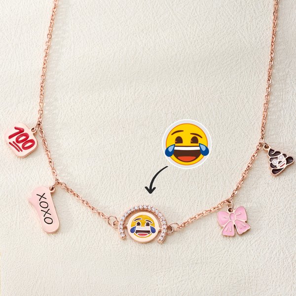Collana personalizzata con emoji sorridente ed emoji che piange: effetto 