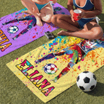 Personlig, överdimensionerad snabbtorkande strandhandduk med akvarellmålning av en fotbollssilhuett, med namn och nummer – perfekt för vardagsbruk, strandfester och som födelsedagspresent till sportäl