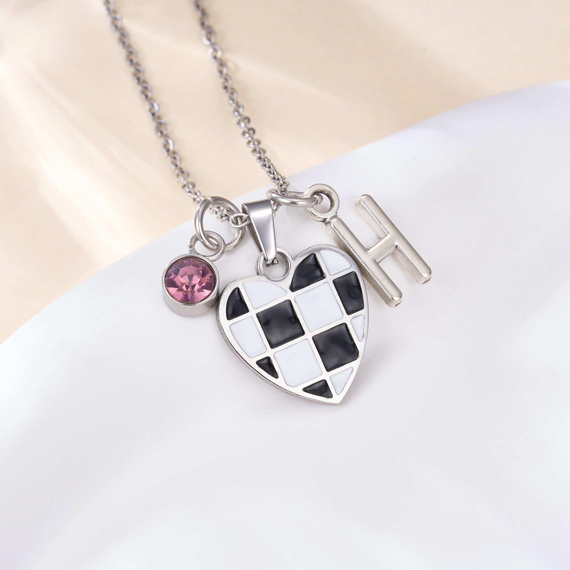 Individuell gestaltete Halskette mit Geburtsstein, einzigartigem Herz und karierter Rennflagge sowie Initialen – zierlicher Schmuck, Geburtstagsgeschenk zum Thema Autorennen für Rennfahrerinnen und Re