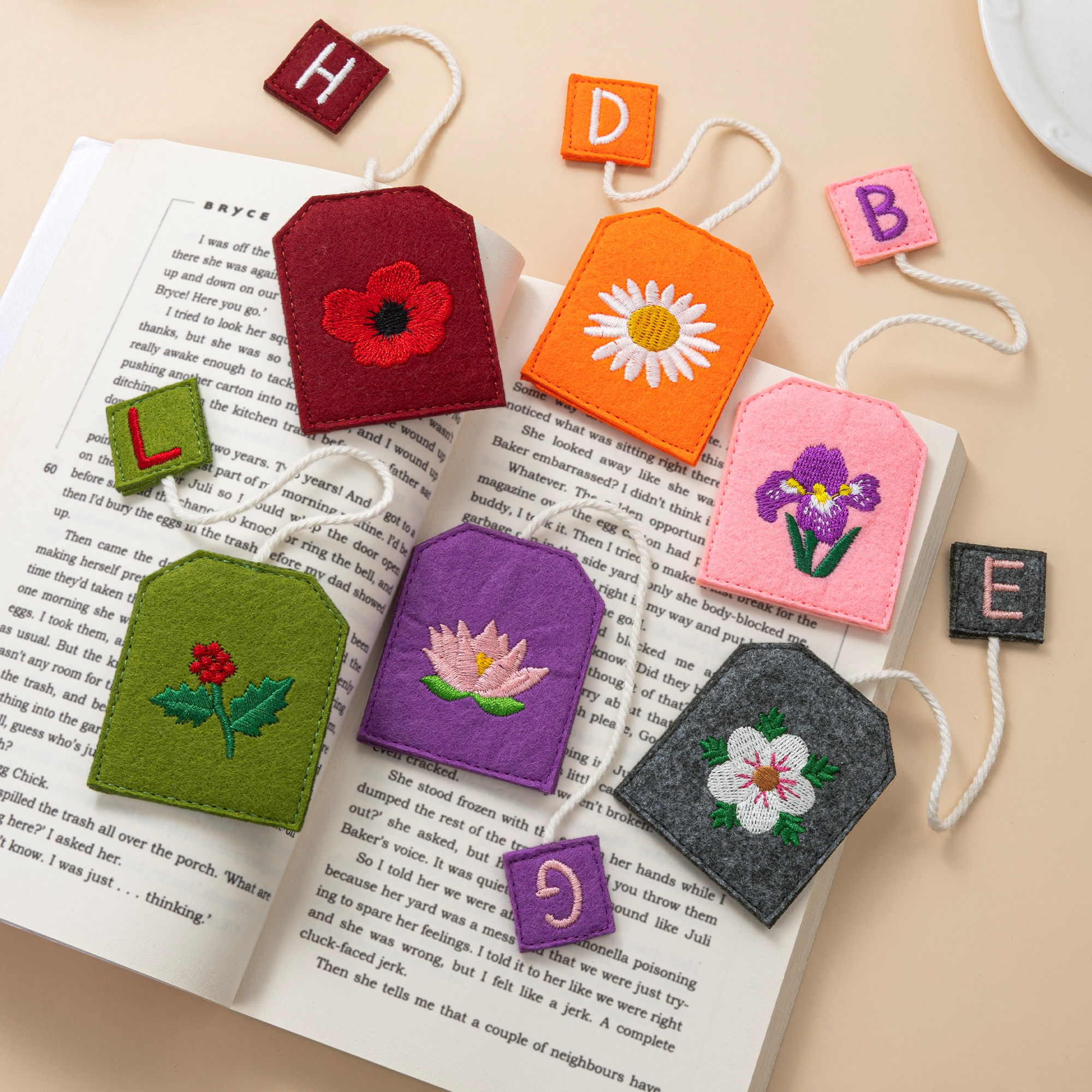 Personalisiertes Lesezeichen im Teebeutel-Form | aus Filz | mit Geburtsblumen- und Initialenstickerei | Geschenk für Bücherwürmer und Teeliebhaber