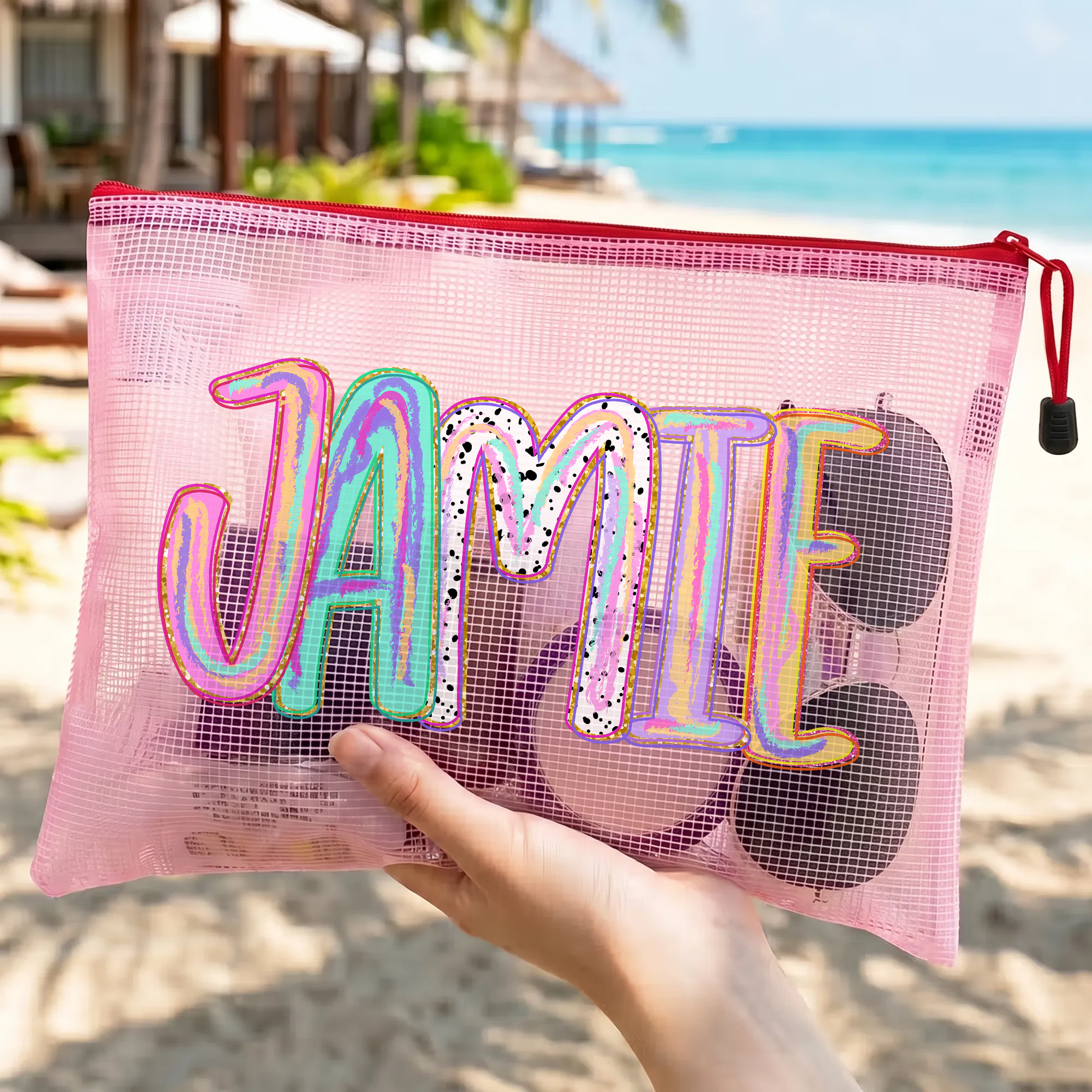 Personalisierte, mehrfarbige, kunstvoll gestaltete Strandtasche mit Namen – wasserfest, sandfest, transparent – für den Strand und den Pool, den Alltag, den Sommerurlaub sowie als Geschenk für sie zum