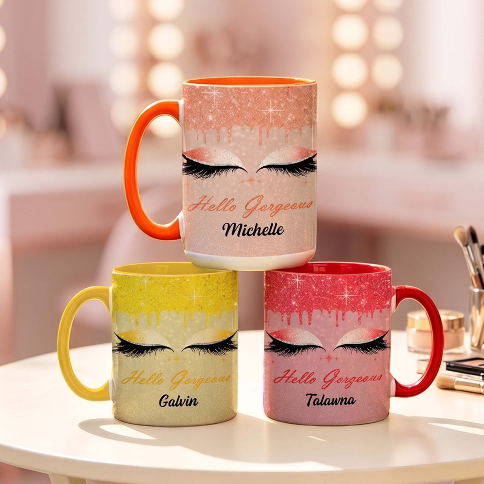 Personalisierte „Hello Gorgeous“-Keramiktasse mit Wimpernmotiv, Namen und Untersetzer – Geburtstagsgeschenk für die beste Freundin