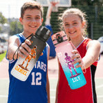 Personalisierte, mehrfarbige Trinkflasche mit Basketballspieler-Silhouette, Namen und Nummer – ideal für den täglichen Flüssigkeitsbedarf, auf Reisen und als Geburtstagsgeschenk für jugendliche Spiele