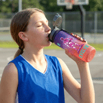 Personalisierte, mehrfarbige Trinkflasche mit Basketballspieler-Silhouette, Namen und Nummer – ideal für den täglichen Flüssigkeitsbedarf, auf Reisen und als Geburtstagsgeschenk für jugendliche Spiele