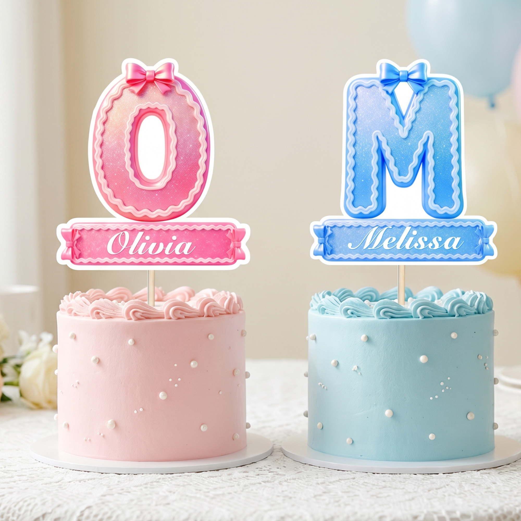Individuell gestaltete Cupcake-Dekoration mit süßer Schleife und Initialen sowie Namenszug – als Geburtstagsgeschenk für Mädchen, Frauen und Kinder