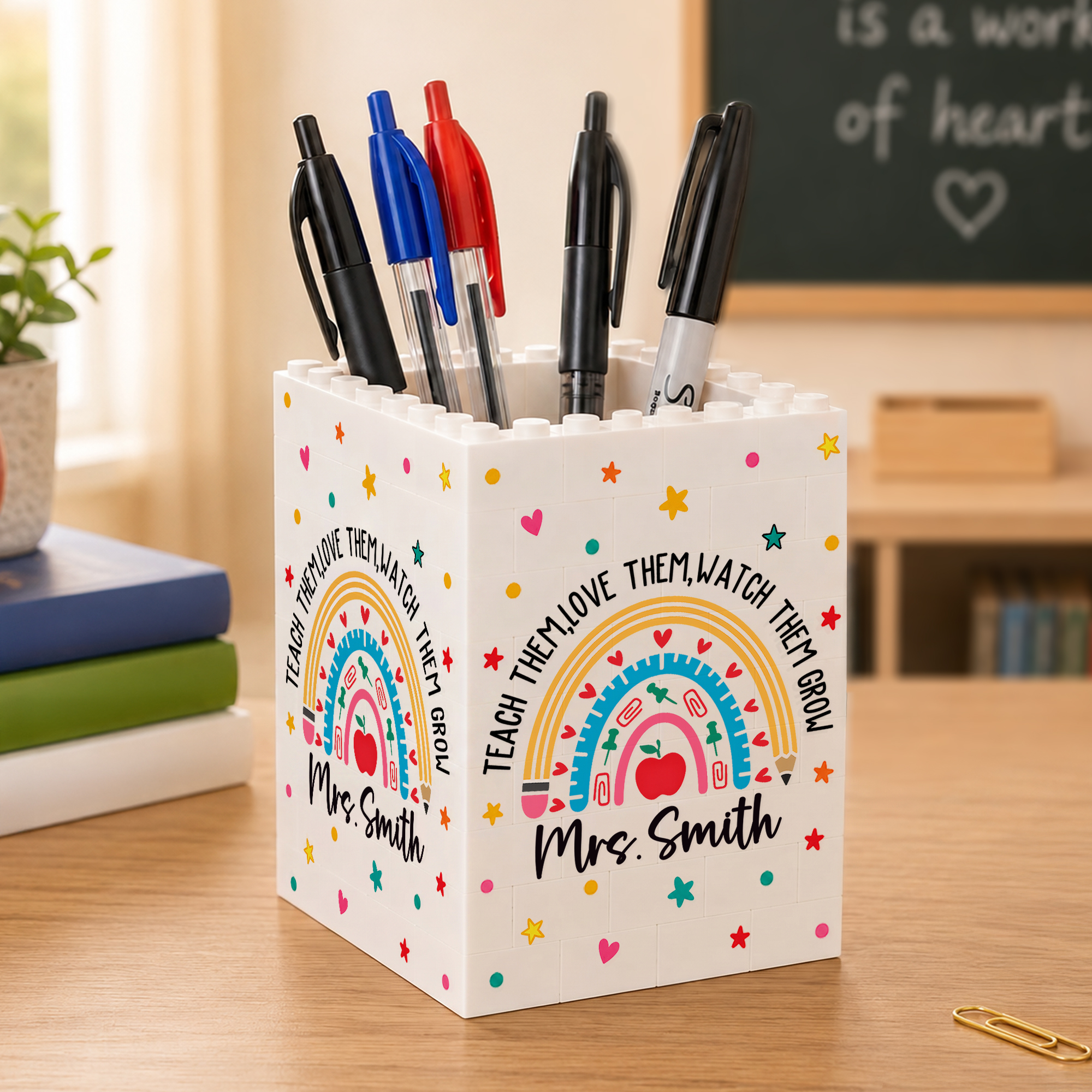 Personalisierter Regenbogen-Apfel-Stifthalter aus Bausteinen mit individueller Beschriftung (Vorname und Nachname) – ein bedeutungsvolles Dankeschön zum Lehrertag für Lehrer und Pädagogen