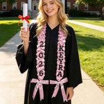 Écharpe de remise des diplômes personnalisée, multicolore, faite main, ornée d'un nœud en perles, avec nom et année — Décoration de fête — Cadeau de fin d'études pour les diplômés