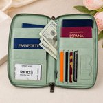 Portapasaportes personalizado de cuero PU con muñequera diseño de personaje de dibujos animados y nombre regalo de viaje y cumpleaños para viajeros