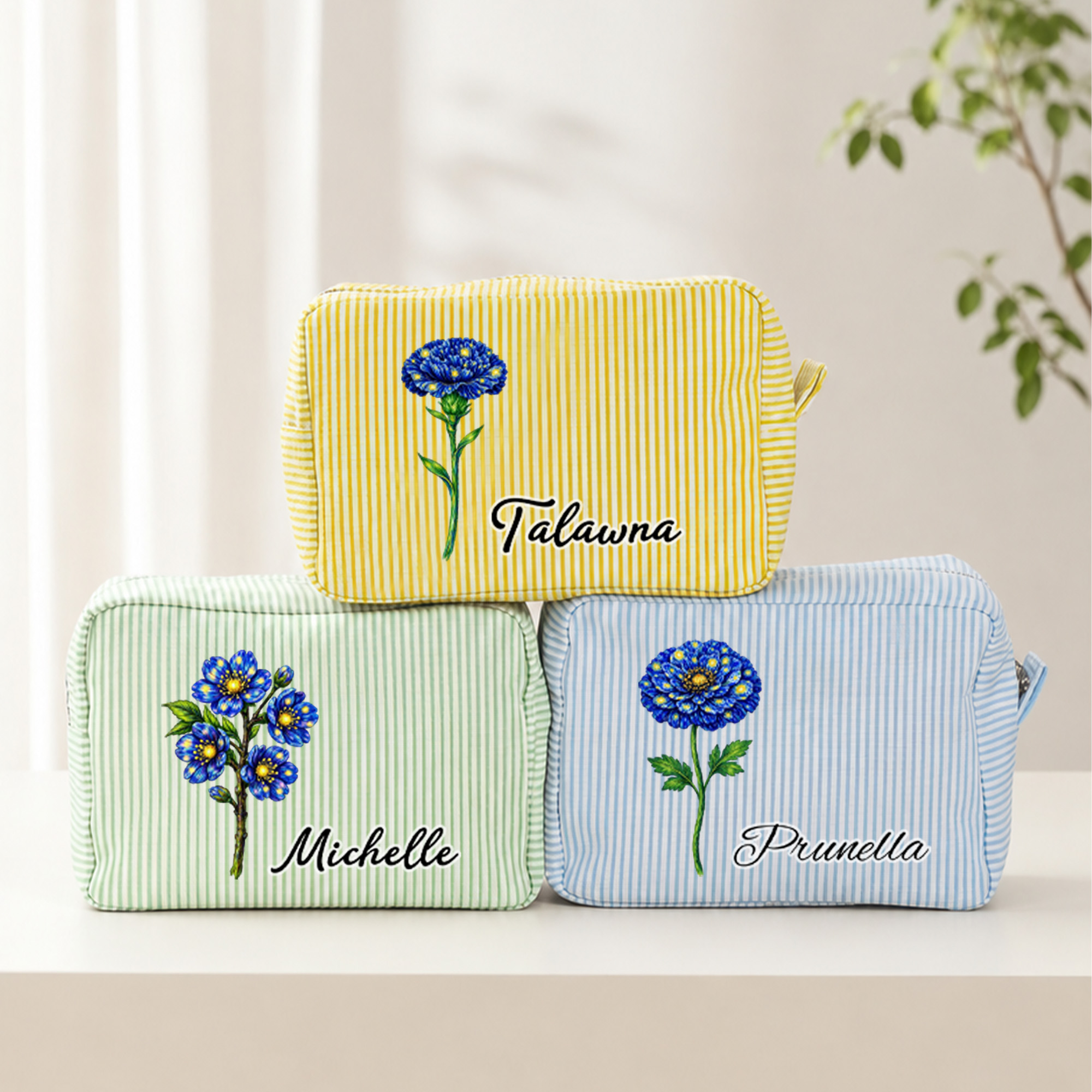 Individuell gestaltete, mehrfarbige Kosmetiktasche mit Sternenhimmel-Motiv, Geburtsblumen und Streifenmuster sowie Namenszug – unverzichtbarer Begleiter für den Alltag und auf Reisen, perfektes Geburt