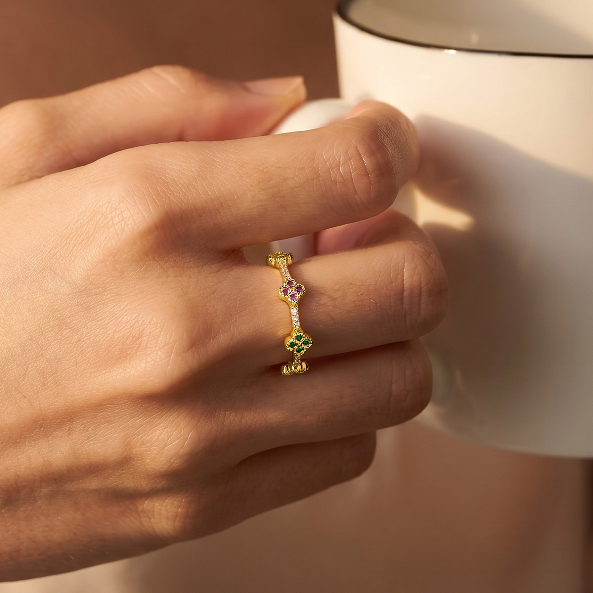 Personalisierter, stapelbarer Ring aus Sterlingsilber mit 1–5 Blumen-Geburtssteinen – zierlicher Schmuck als Geburtstags- oder Muttertagsgeschenk für Mutter oder Großmutter