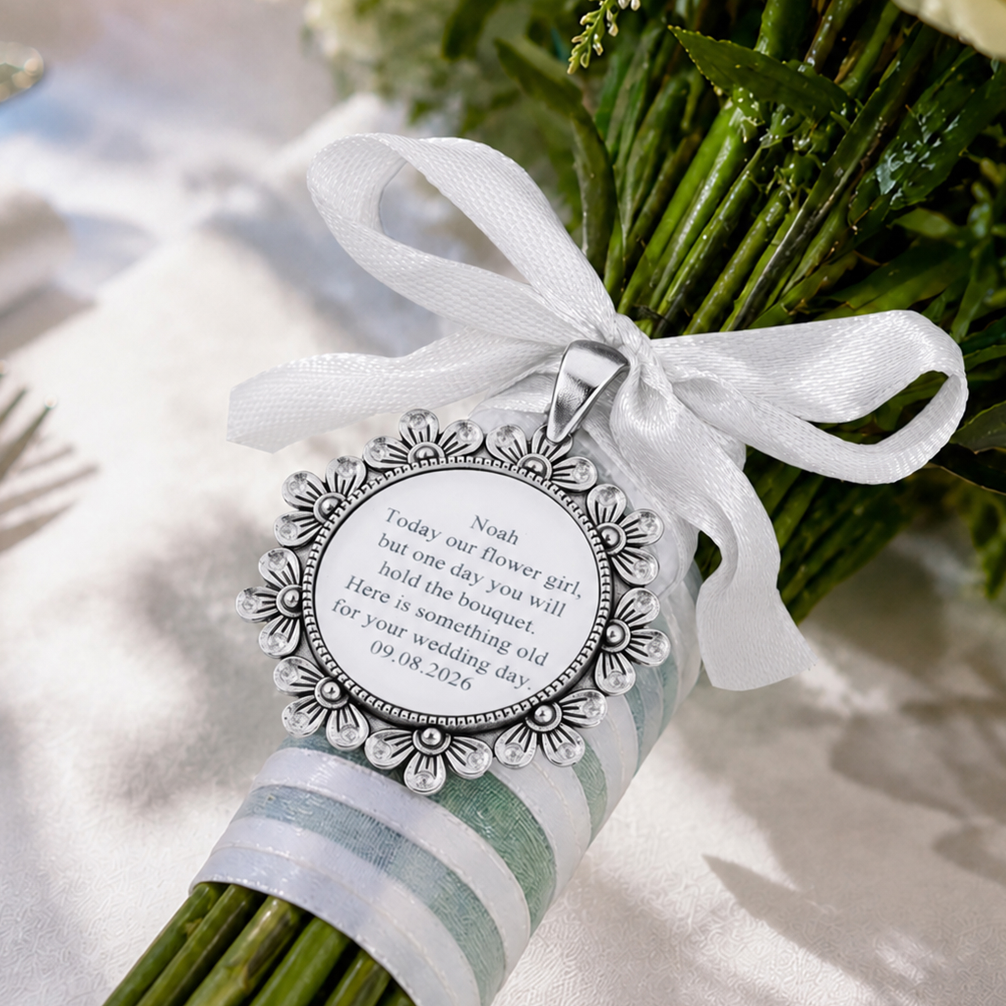 Individuell gestalteter Vintage-Anhänger in Form eines Blumenbouquets aus Bändern mit Namen und Datum – Dekoration für den Brautstrauß, Hochzeitsgeschenk für die Braut, das Brautpaar und das Blumenmäd