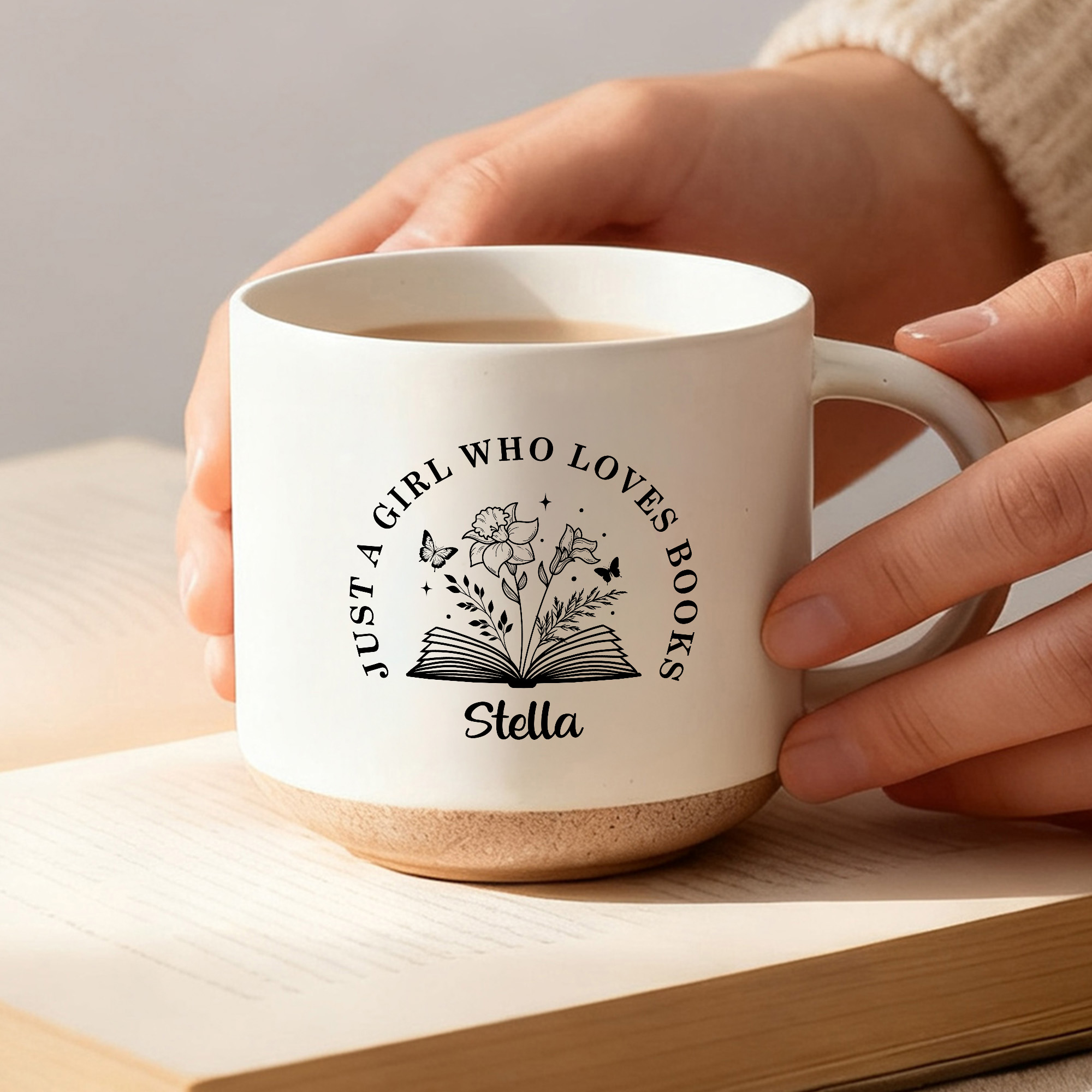 Personalisierte Keramik-Kaffeetasse (12 oz) im Stil eines Buches mit Strichzeichnungen von Geburtsblumen, mit Text und Namen – für den täglichen Gebrauch, als Geburtstagsgeschenk für eine Freundin ode