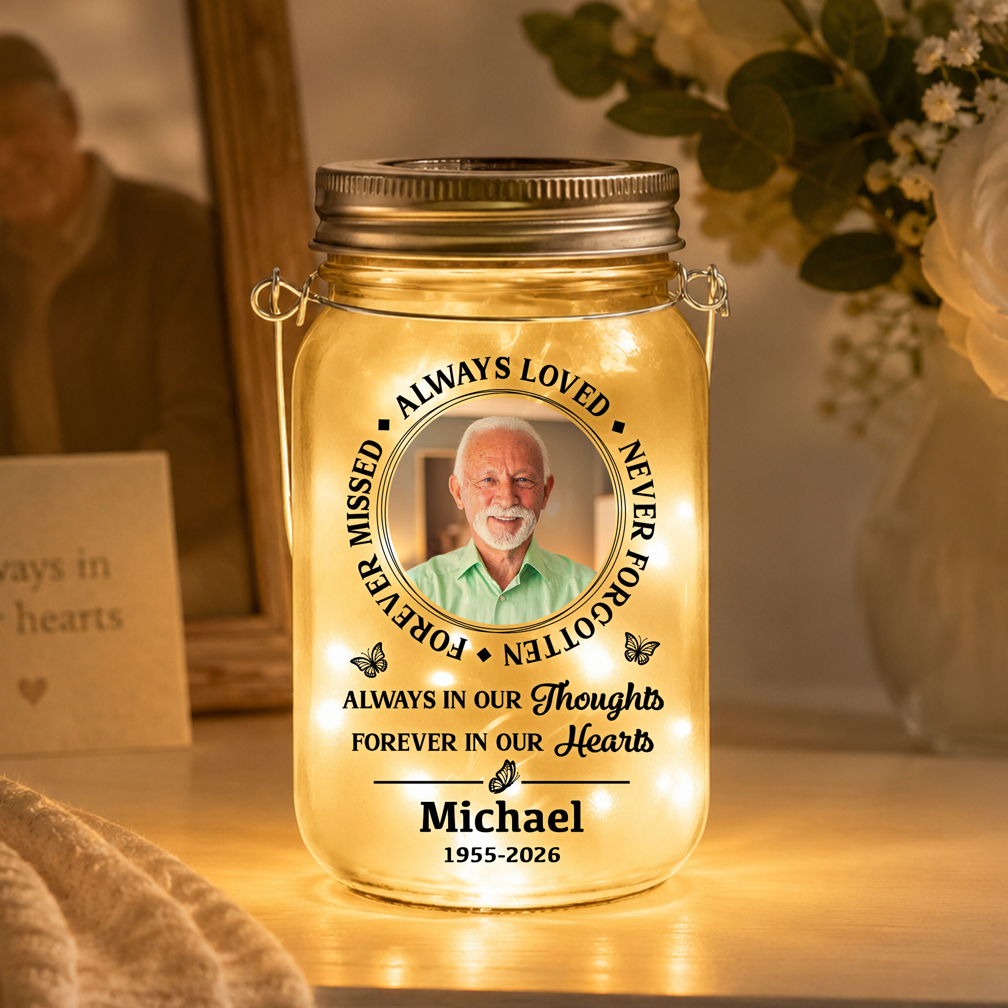 Personalisierte LED-Mason-Jar-Lampe mit Schmetterlingsmotiv, Foto, Namen und Jahreszahl – Raumdekoration und Gedenkgeschenk zum Gedenken an verstorbene Angehörige