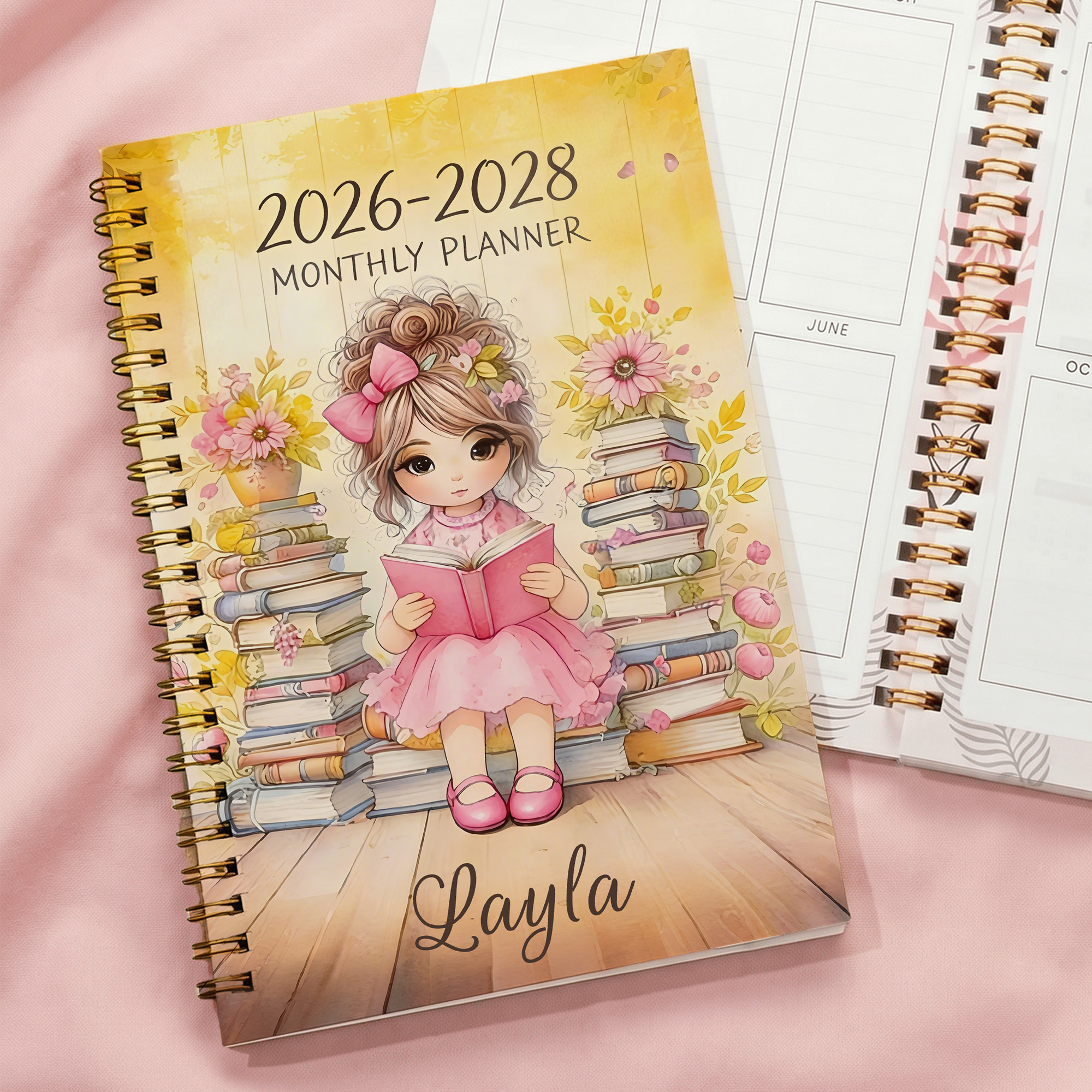 Individuell gestalteter Planer „Cartoon-Lesemädchen 2026–2028“ – A5-Spiralnotizbuch mit Namen und Monatsplanerseiten – Geburtstags- und Schulanfangsgeschenk für Mädchen