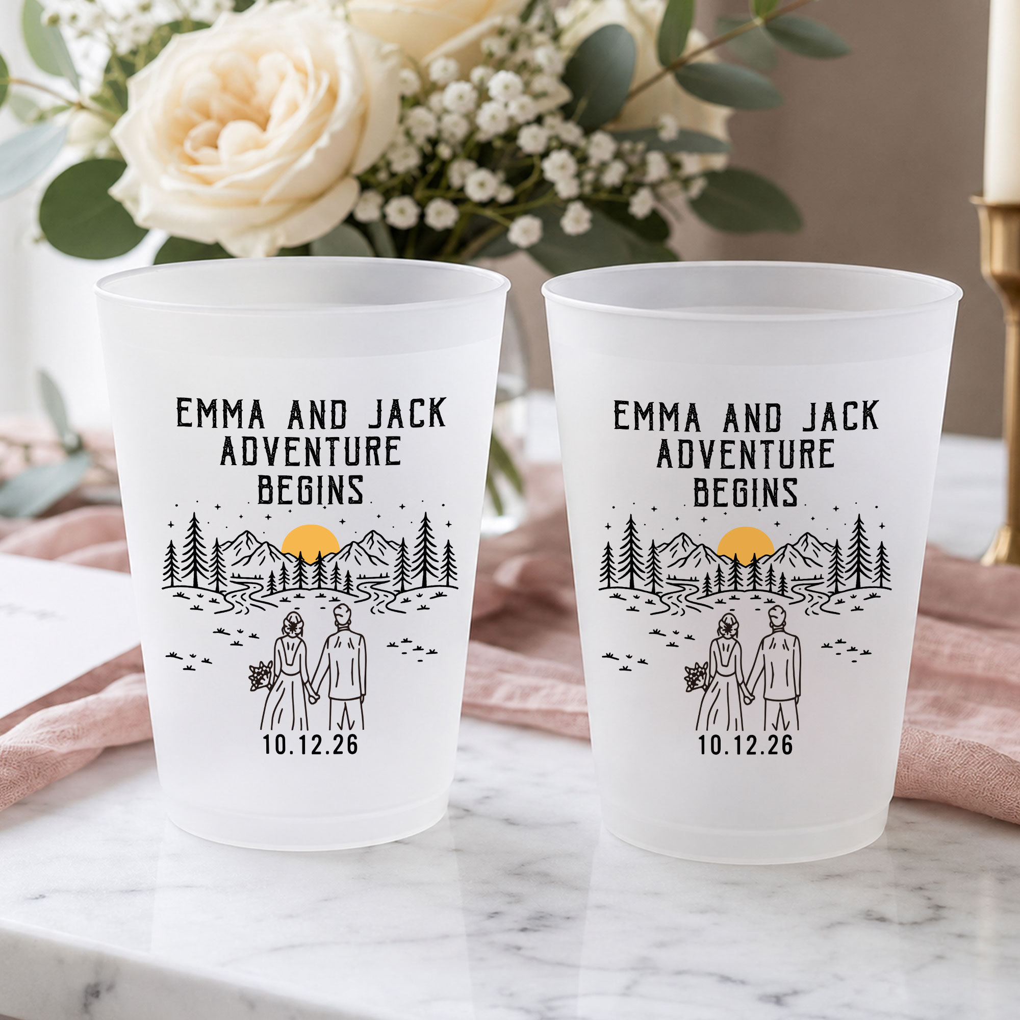 Personalisierte, mattierte Plastikbecher der „Black & White Line Outdoor Wedding“-Serie mit Namen und Datum – 10er-Set als Hochzeitsgeschenke für Braut, Brautpaar und Gäste