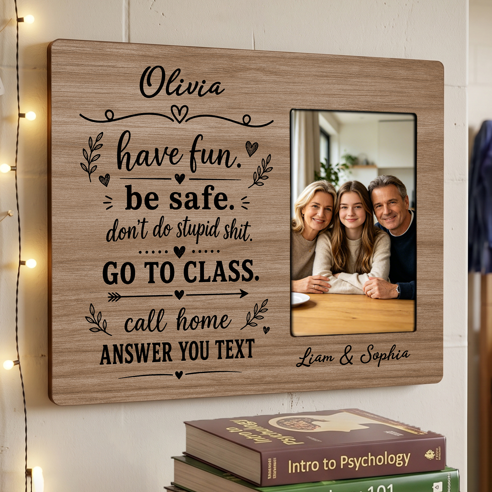 Personalisierter Holz-Fotorahmen mit der Aufschrift „Have Fun, Be Safe, Go to Class“ sowie Namen und Familienfoto – Geschenk zur Einschulung und zum Schulanfang für Schüler