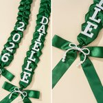Écharpe de remise des diplômes personnalisée, multicolore, faite main, ornée d'un nœud en perles, avec nom et année — Décoration de fête — Cadeau de fin d'études pour les diplômés