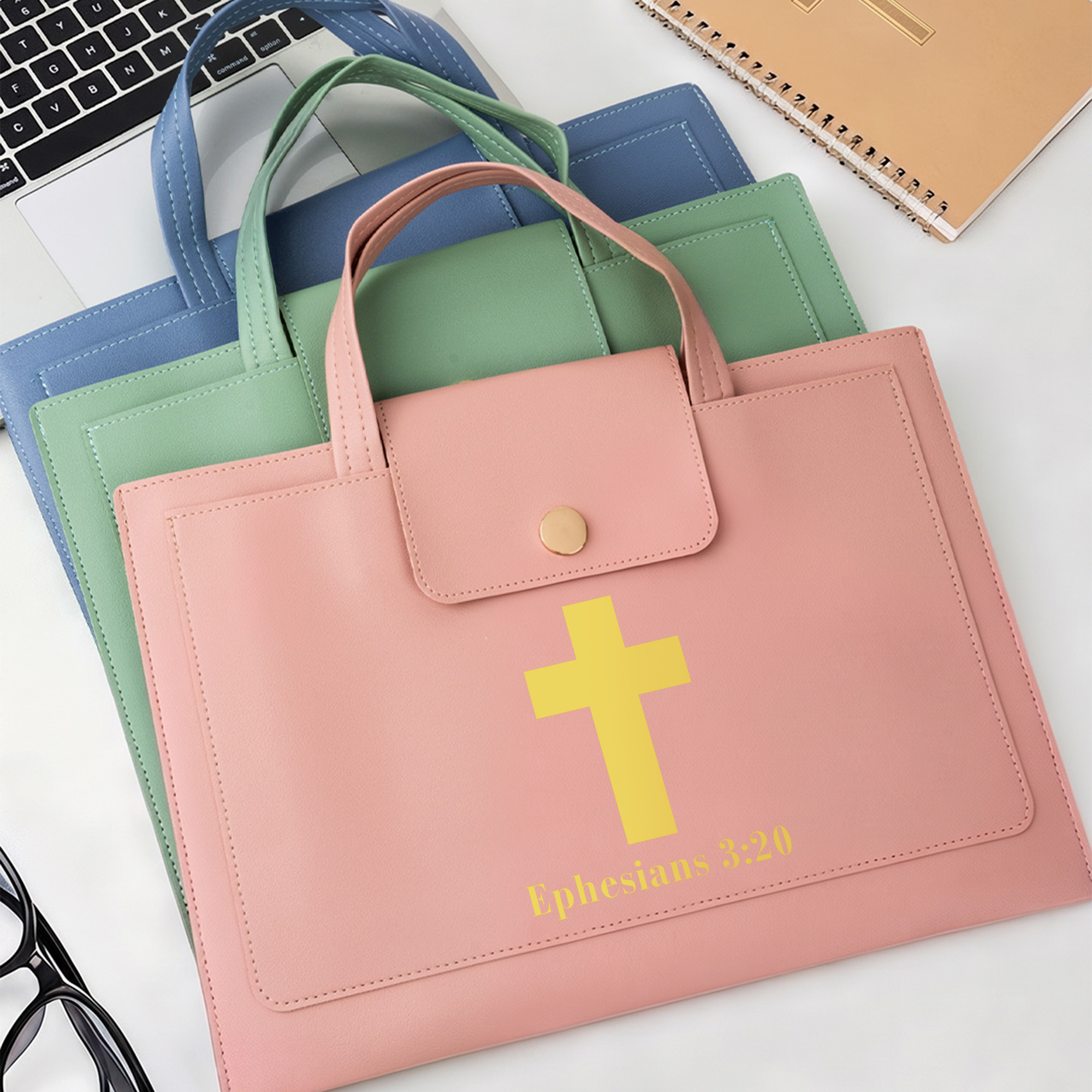 Personalisierte Aktentasche aus PU-Leder mit Kreuz-Motiv – Bibelkapitel – Büroaccessoire – Geschenk zur Taufe, für religiöse Anlässe, Geschäftsreisen – für Christen, Mitarbeiter und Kollegen