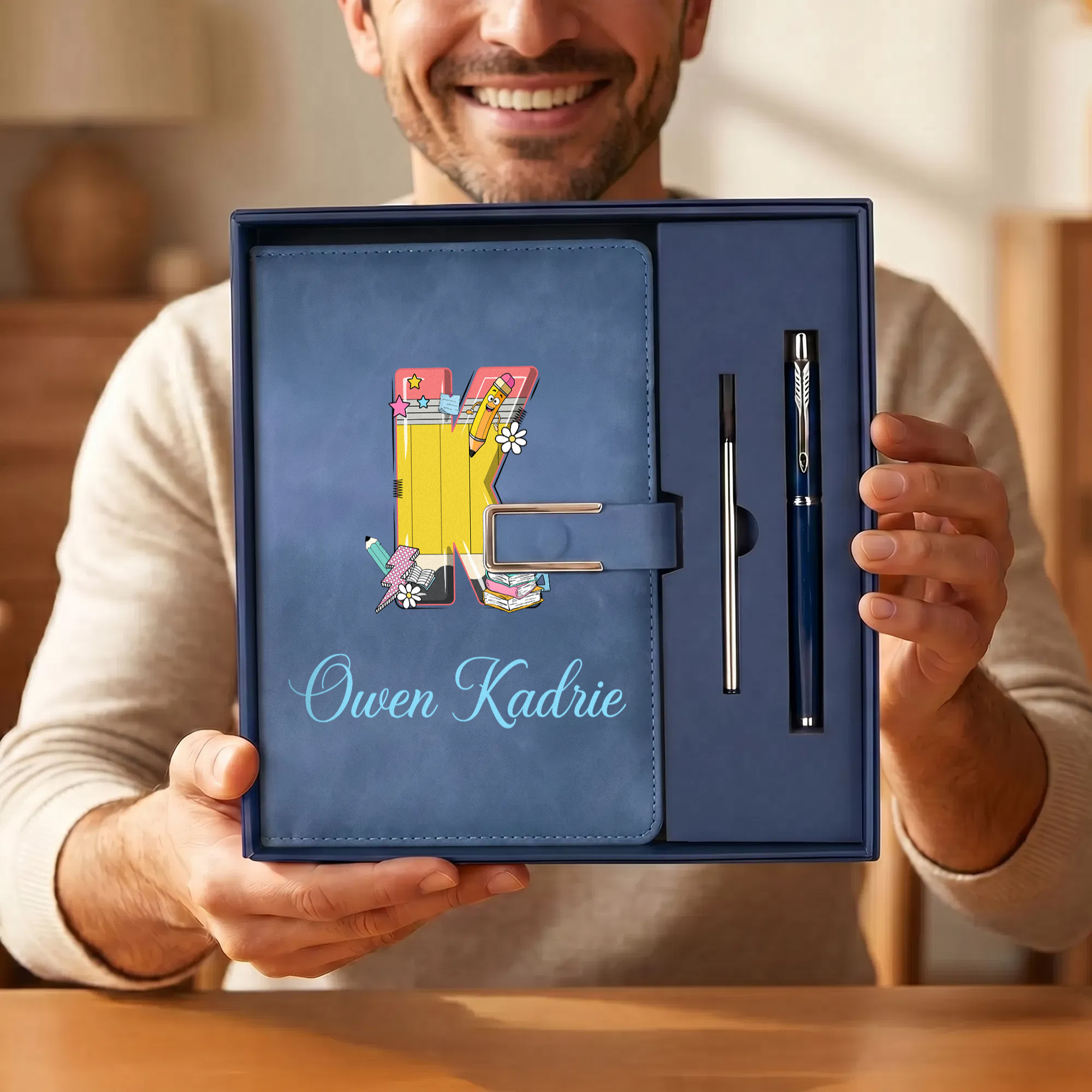 Personalisiertes A5-Notizbuch aus PU-Leder mit gelbem Bleistift und Initialen sowie Stiftset mit Namensgravur – Geschenk zum Schulanfang und zum Lehrertag für Lehrer