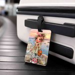 Etiqueta de equipaje personalizada con ilustración de una chica viajera en estilo cómic, con nombre; accesorio de viaje para viajes de negocios y regalo de cumpleaños para una amiga amante de los viaj